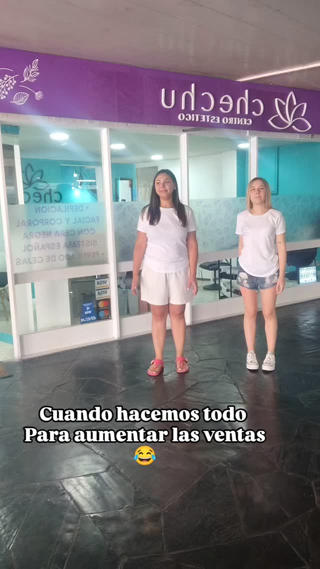 Fachada de Chechu Centro Estético sobre Gorlero, con el cartel violeta del loto y el equipo en la puerta